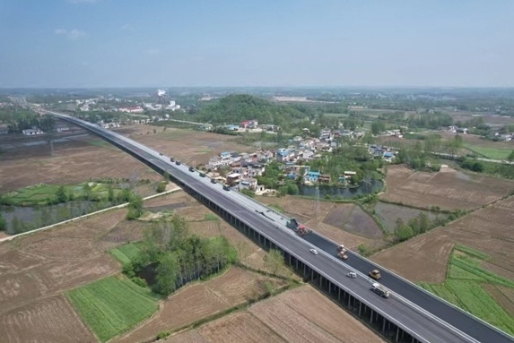 安罗高速罗山至豫鄂省界段主线沥青摊铺完成