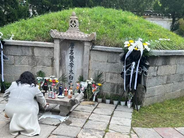 清明,有人在王小波墓前睡着了_腾讯新闻