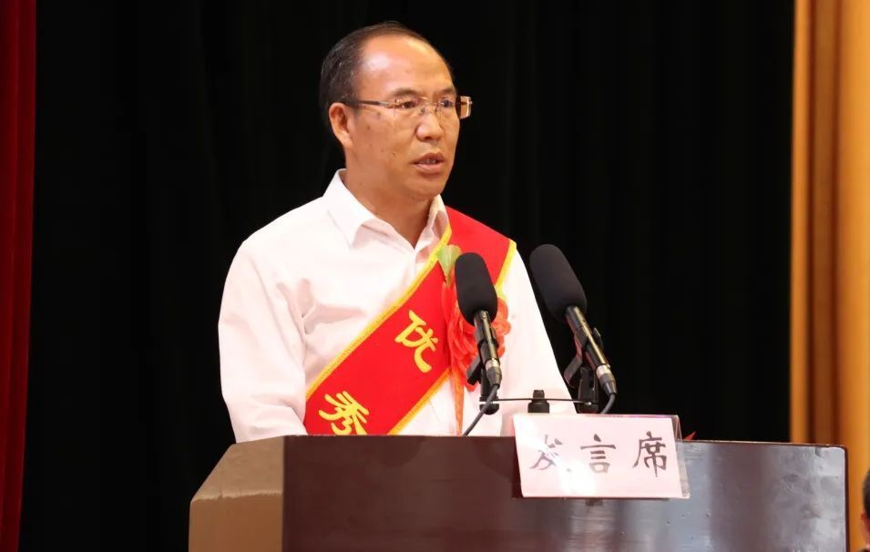 嵩明县第一中学 校长 熊关清让我们一起来听听他们的心声进行了交流