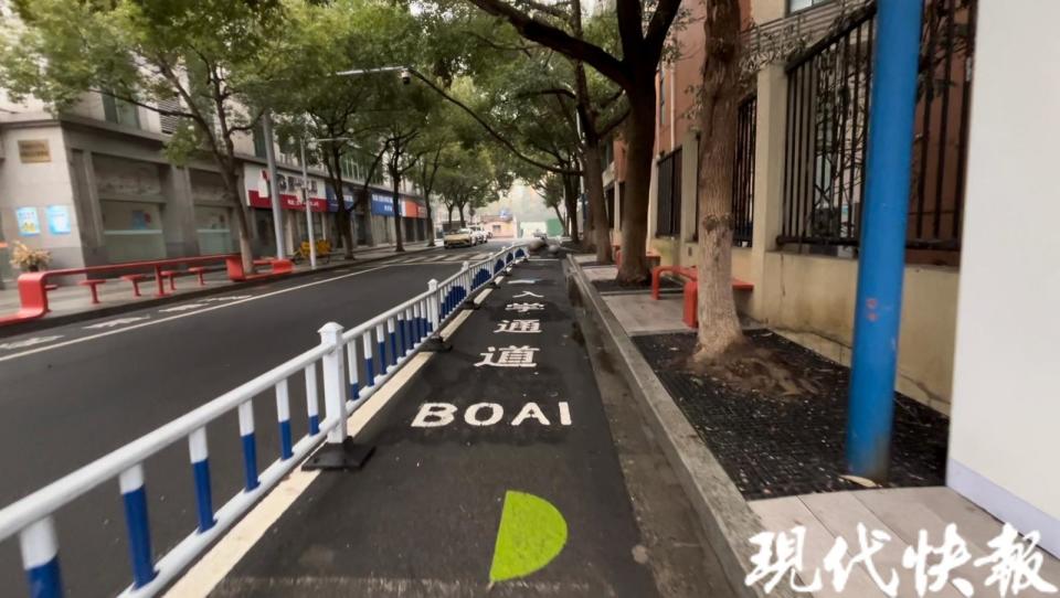 学生接送驿站包含非机动车停车区,家长临时等候区和"博爱之窗"展示窗