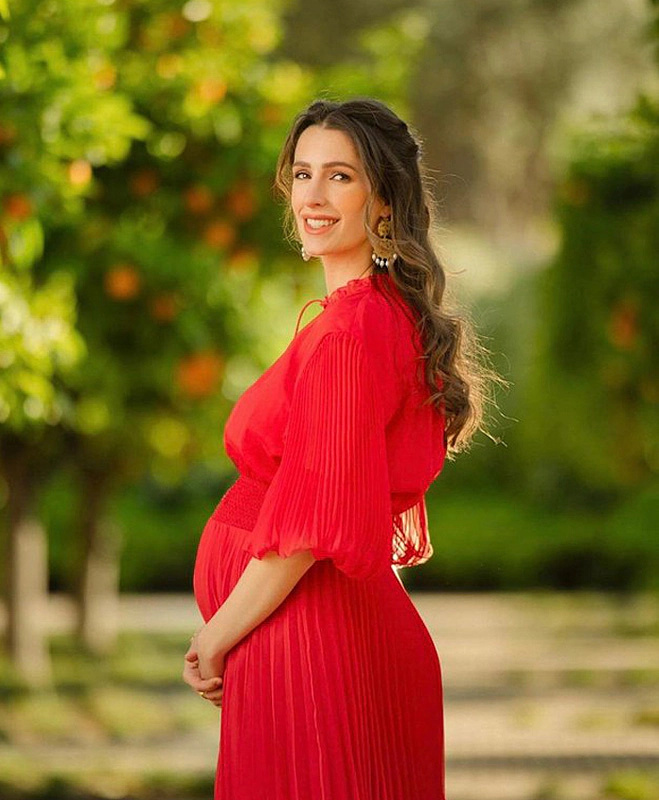 30岁约旦王储妃晒孕照庆结婚周年,肚大如箩仍华美,孕早期经历过悲伤