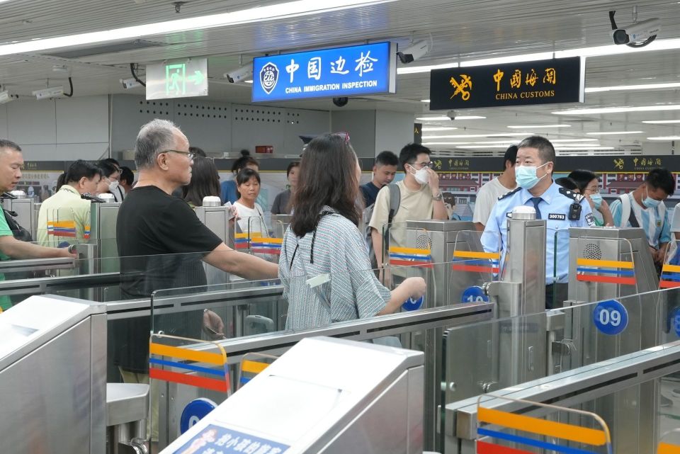 "双节"假期罗湖口岸超122万人次出入境,跨境消费与文旅市场火爆_腾讯