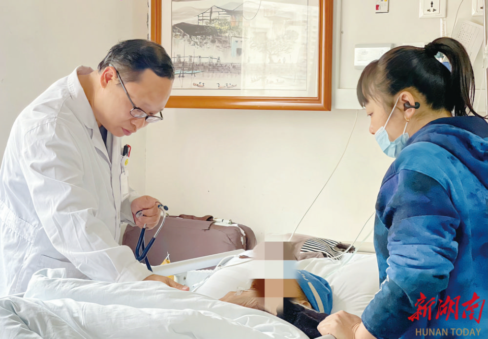 2月19日,在邵阳市中心医院老年老干科门诊30多平方米的诊室里,或解释