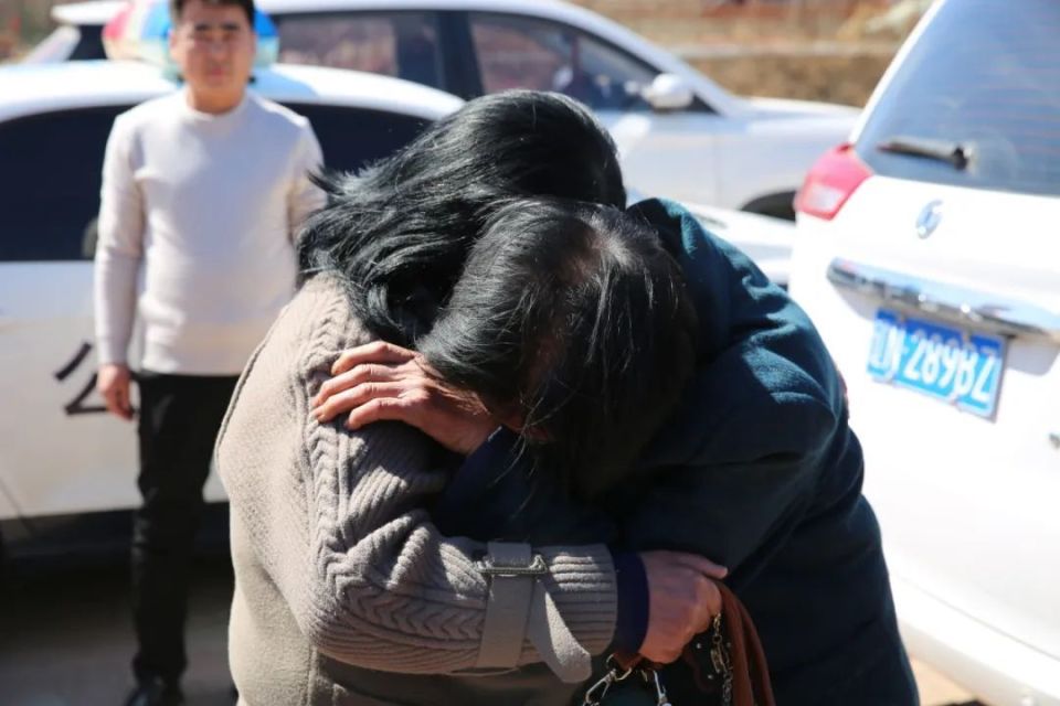 这么多年你怎么不回家啊姐!"妹妹紧紧地握住姐姐的手,十分激动.
