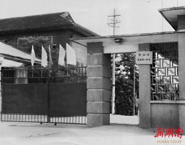 (资料图片)如今汉寿一中校园内的"思贤池".