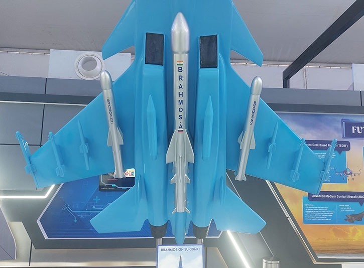 布拉莫斯-ng(两侧)的模型在2023年印度航空展的苏-30mki模型上展出