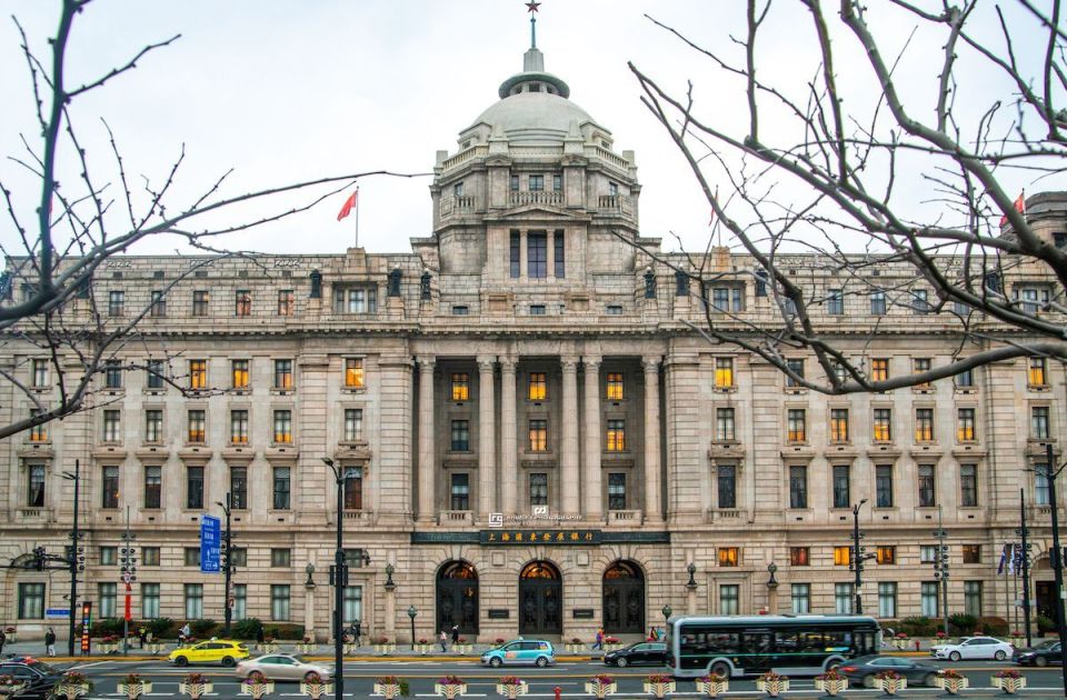 外滩12号现在是浦发银行驻地,过去这里是市府大楼,而最初这里是汇丰