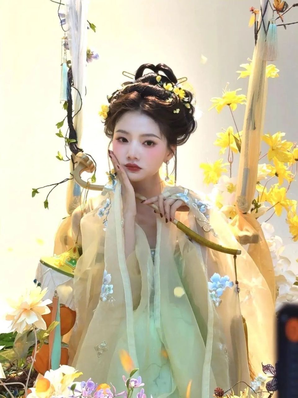 央视网络春晚女明星造型，任敏美出新高度，哈妮克孜化身荷花仙子_腾讯新闻