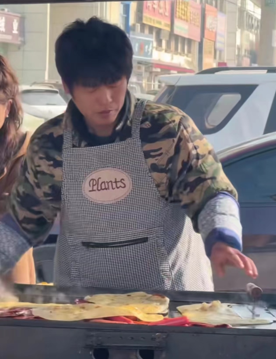 撞脸周杰伦的"粥饼伦":卖出一个个灌饼是最踏实的事_腾讯新闻