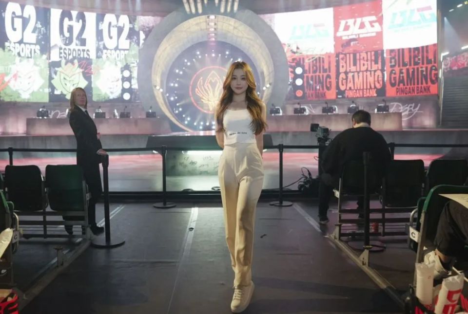 lpl老婆解说kitty晒现场照黑丝尽显腿长