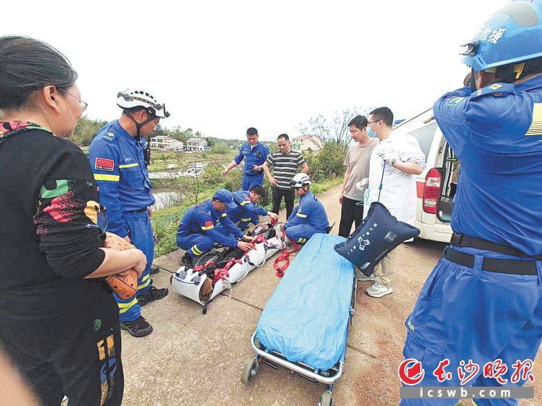 岳麓蓝天救援队搜救23小时成功找到_腾讯新闻