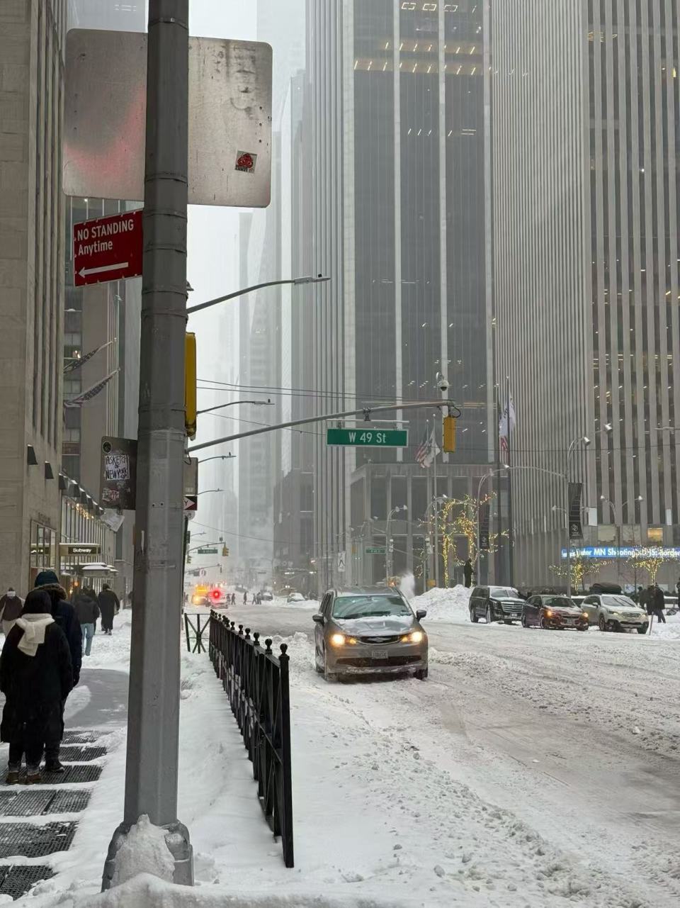 严寒天气席卷美国，零下几十度，在美留学生：水管冻裂被迫住酒店，“比南极洲还冷”-腾讯新闻