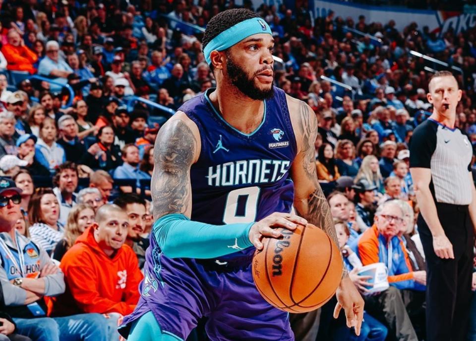 首节比赛一开始,马克西就拿到8分2篮板3助攻,哈里斯更是轰下13分2篮板