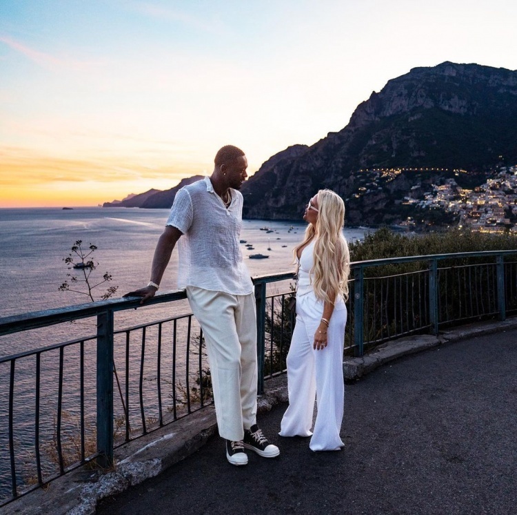 兰德尔晒与妻儿海边度假合照:感恩