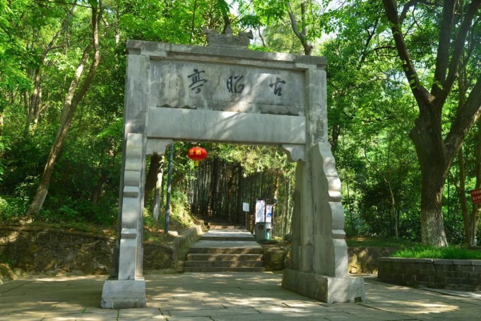 敬亭山大小景点星罗棋布,有东大门牌坊,广教寺双塔,古昭亭坊,玉真公主
