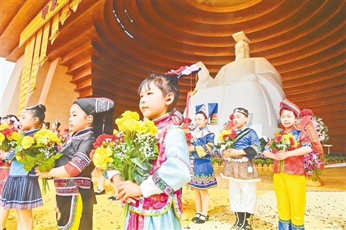 华夏儿女齐聚故里 恭拜先祖展望未来_腾讯新闻