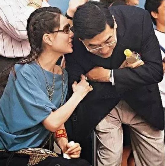 99年更入禀清盘……李若彤的抑郁症是2009年开始的,在这前一年,她刚用