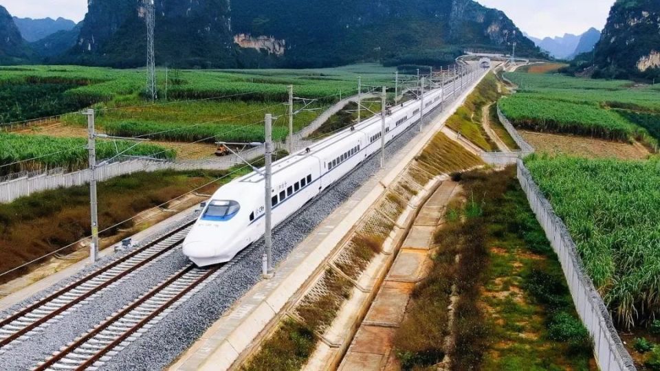 5月30日,南凭高铁崇凭段站后房建工程开工建设,标志着该条铁路正式