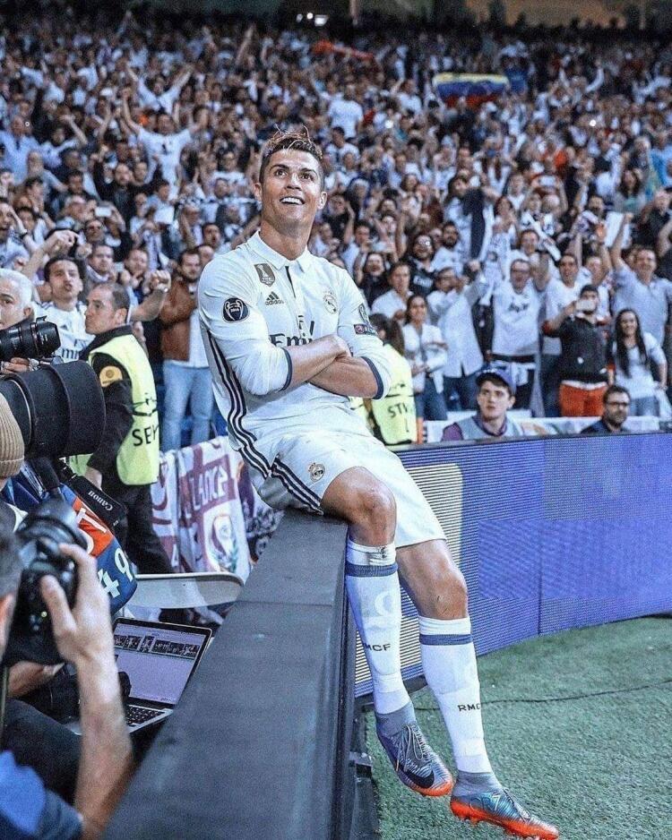 神似c罗!加纳乔内切破门,与队友一同坐广告牌叉腰庆祝!