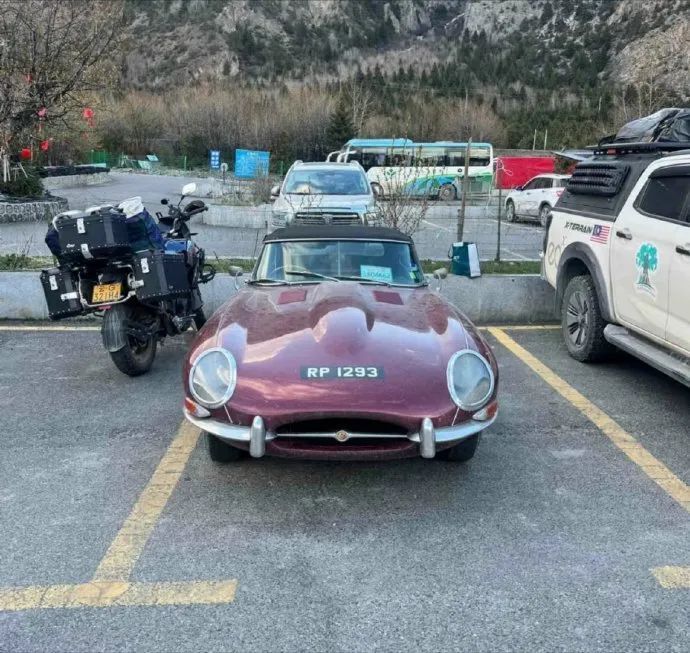 2位60多岁老外开天价老爷车跑318国道,青春没有售价,敞篷直干拉萨