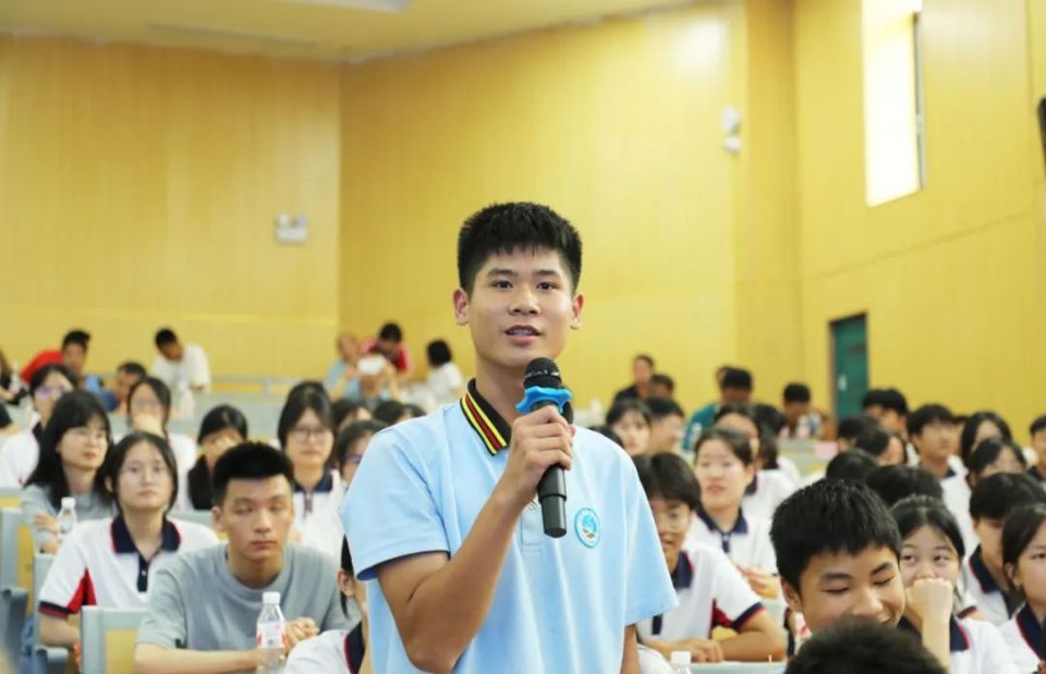 6月12日,在融安县第二中学拍摄的2024年登顶珠峰山友会活动现场.