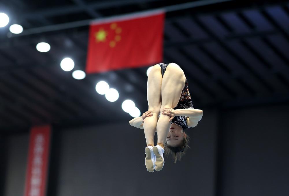 蹦床——全国冠军赛:朱雪莹获女子网上个人冠军