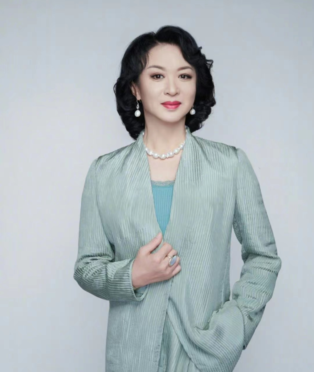 金星主持干女儿婚礼踩恨天高穿透视裙现场瞪眼黑脸被指抢风头