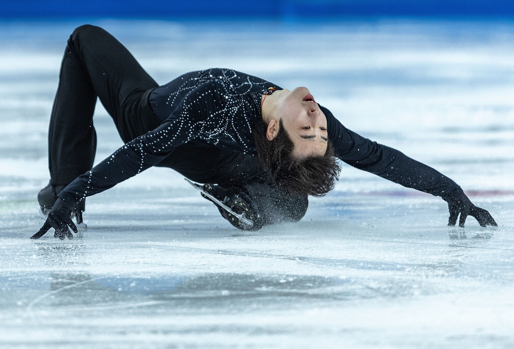 全冬会花样滑冰公开组团体男单短节目赛况