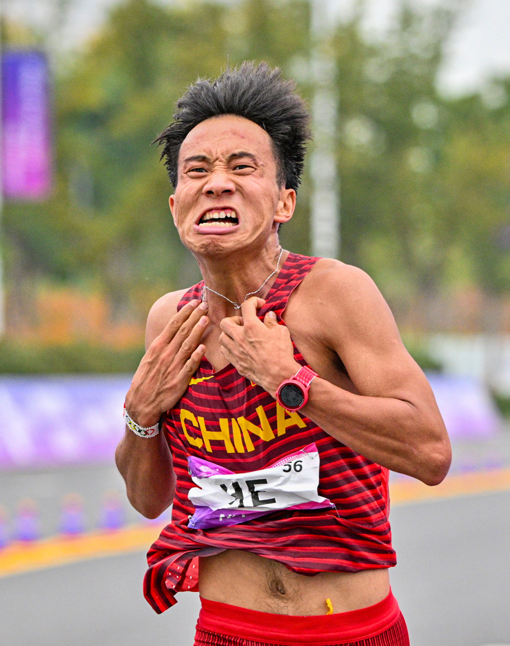 田径——何杰获得男子马拉松冠军(4)_腾讯新闻