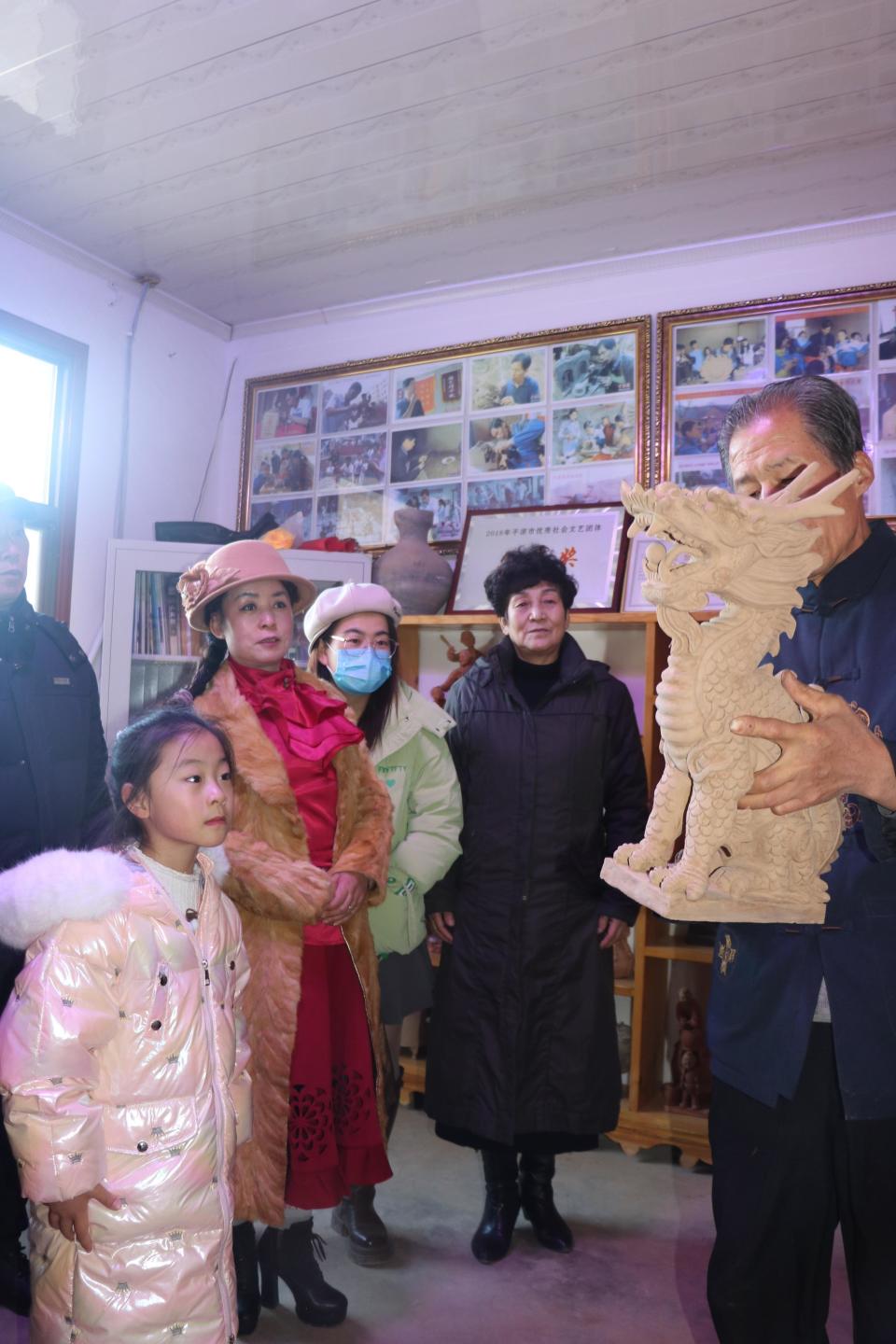 圖為:非遺傳承人劉泉製作泥塑各種神態酌龍講龍的故