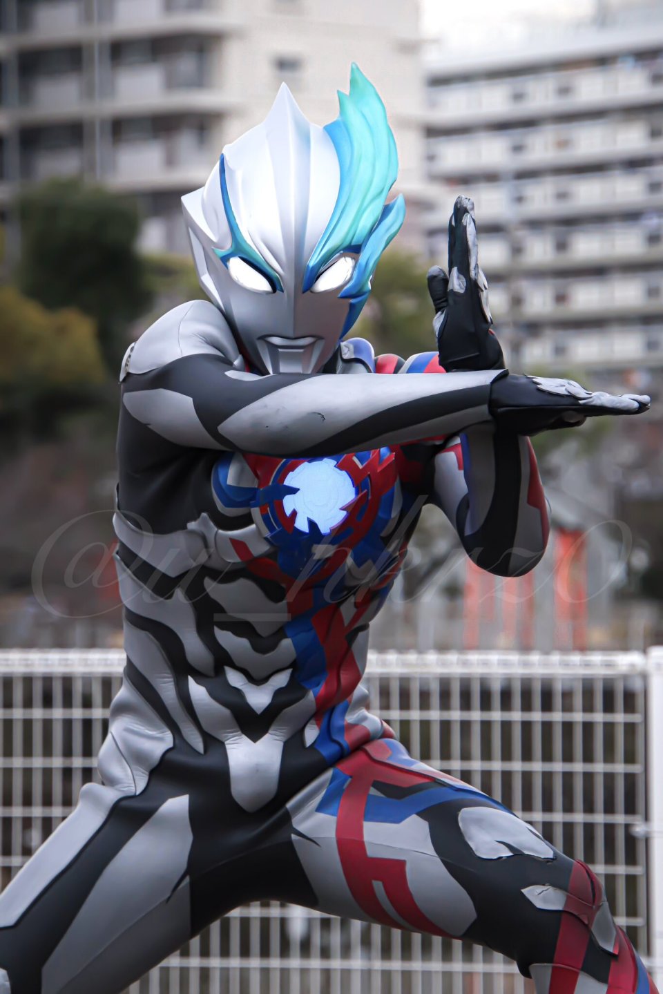 布莱泽奥特曼线下活动 和煎饼侠默契的摆出了左撇子必杀光线动作