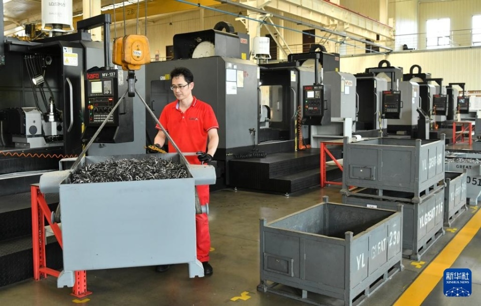 7月5日,河北省河间市一家钻头制造科技型企业的工人在生产车间内工作