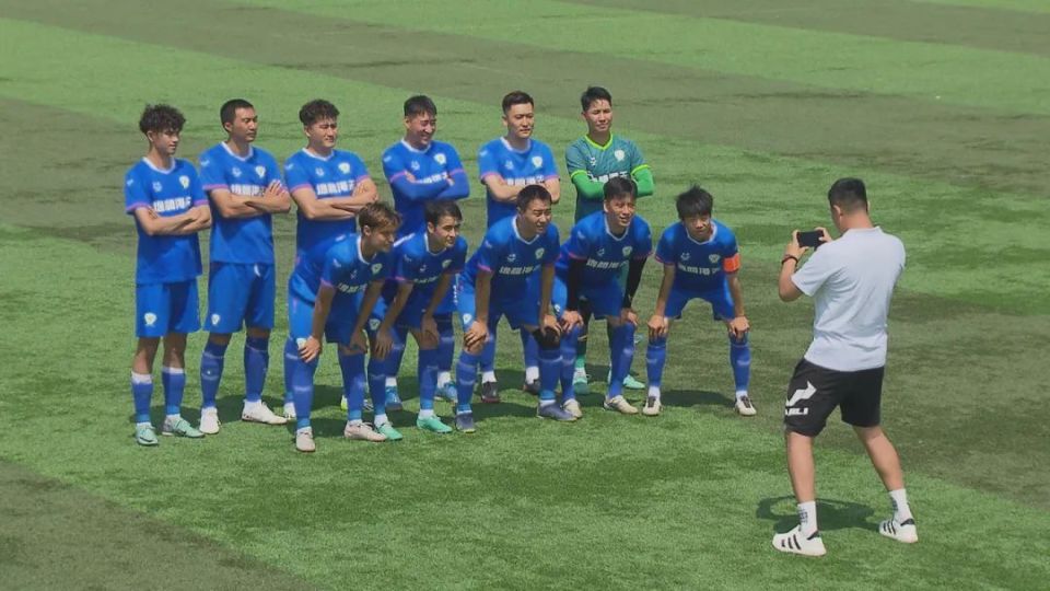天津市逸腾海天足球队和天津市大吉利餐饮文体足球队的这场交锋