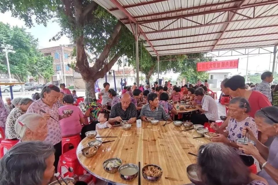 敬老宴开席的日子是内坑镇上方村农历每个月的初九晋江人素有扶贫济困