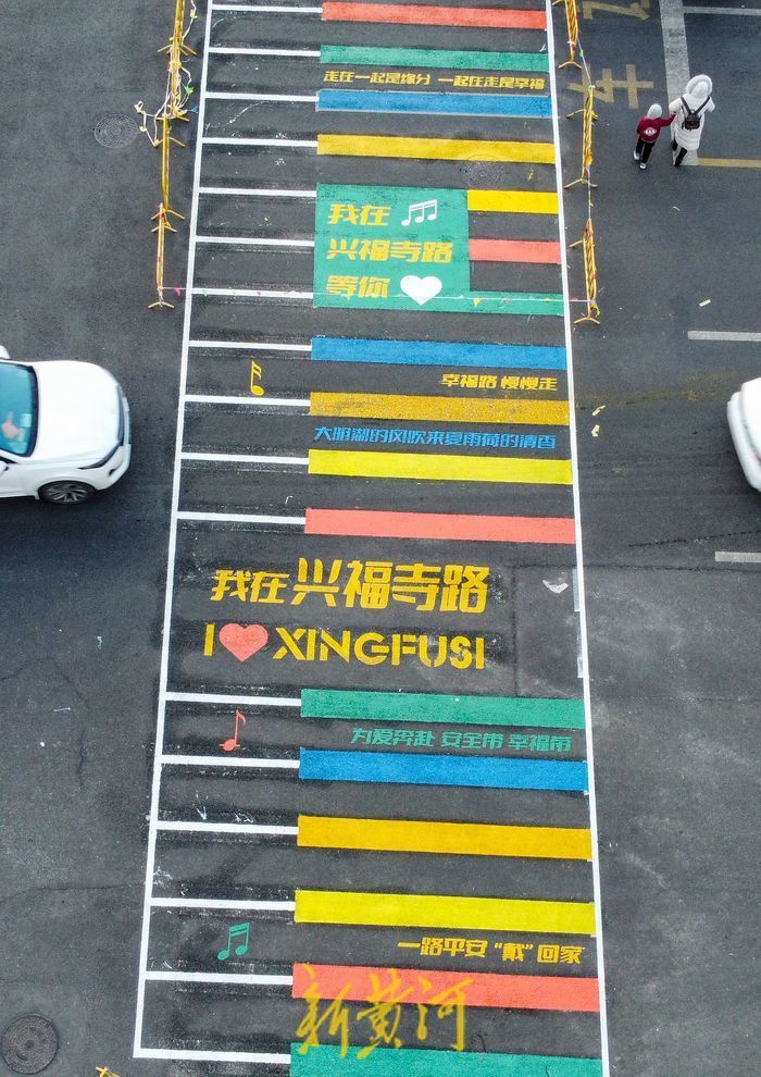 色彩靓丽的创意彩绘与彩虹斑马线融合成景,让城市的路口变身美丽的