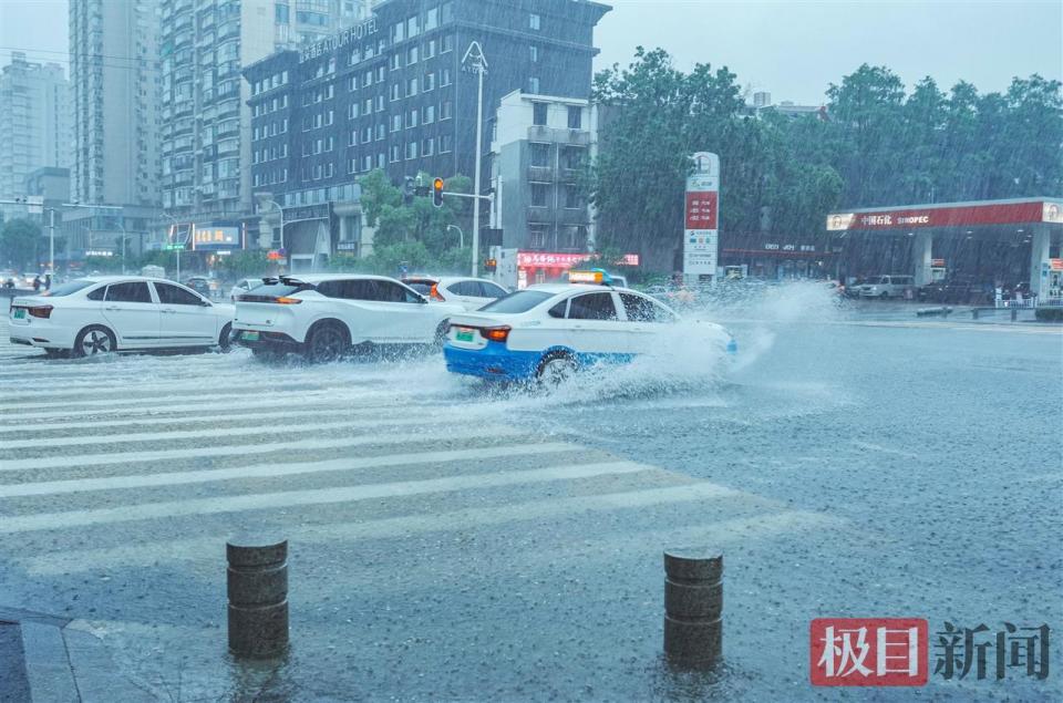暴雨强降江城,局地累计雨量达200毫米