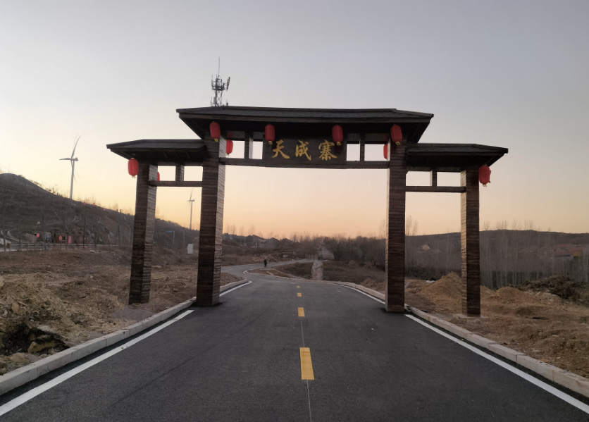 近日,在莒县碁山镇天成寨农村综合性改革试点试验区施工现场,工人们