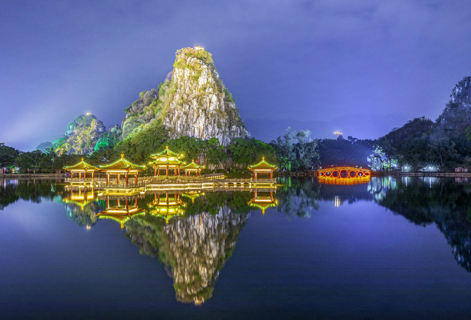 夜间开放区域试运营期间,七星岩景区夜间开放门口为东门,南门,西门