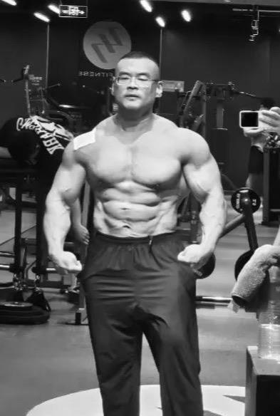 38岁健美选手刘一阳被曝离世，系中山大学体育部副教授，有业内人士曾发文悼念_腾讯新闻