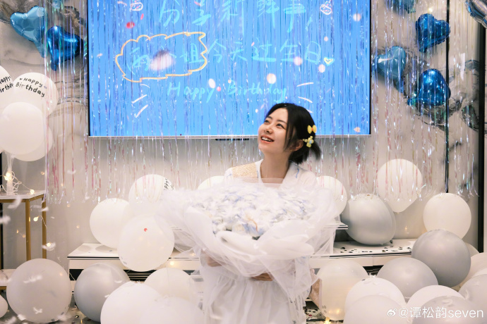 谭松韵分享生日宴会美照,素雅不失奢华,笑容甜美宛如世界小姐