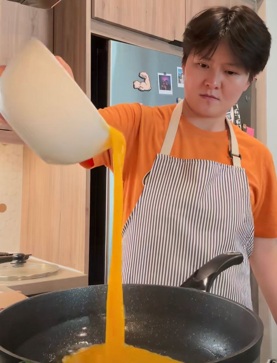 一些花费百万的留学生，靠“上门做饭”谋生