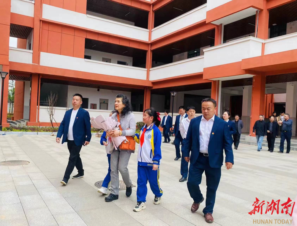 国际正义人士何凤山博士女儿何曼礼做客益阳市赫山区凤山小学促奋进