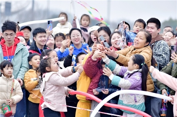 四川天府新区正兴街道市民风筝节举行