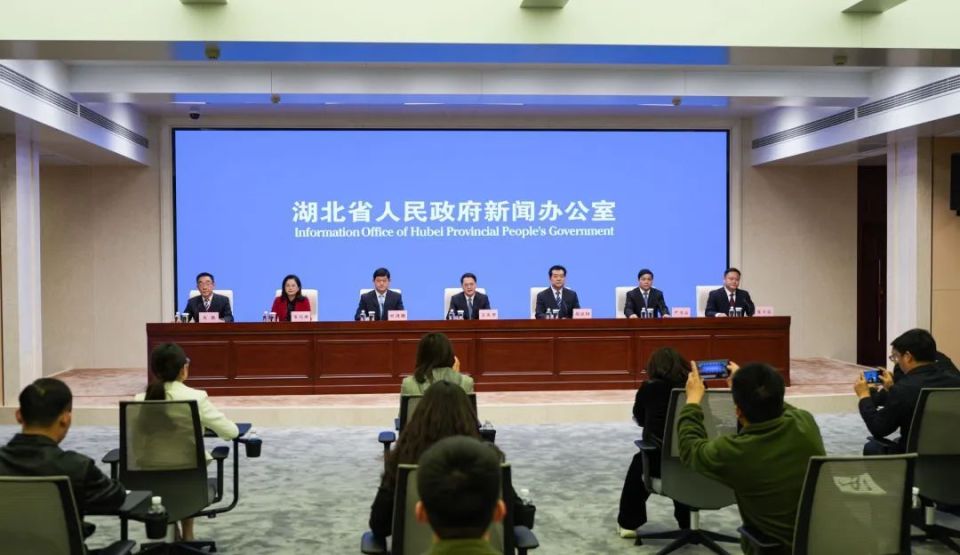 市委副书记,市长吴庆华出席发布会并介绍孝感经济社会发展相关情况.