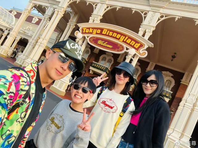 吴尊一家4口在上海秀幸福大餐!