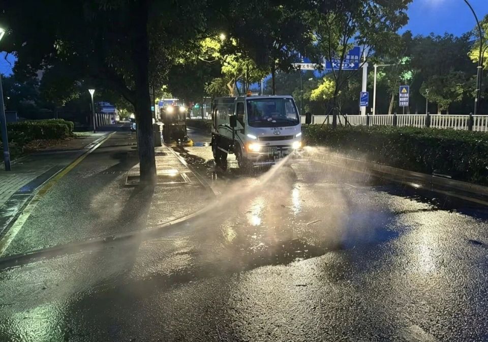 “雨天洒水”被骂800次后，城管决定说清楚_腾讯新闻