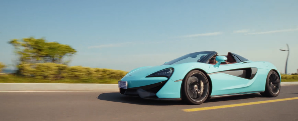 估计最大的支出租用就是小沈阳角色那辆跑车了