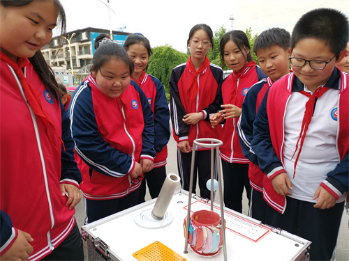 济南市流动科技馆章丘区科普大篷车走进龙山街道中心小学济南市流动