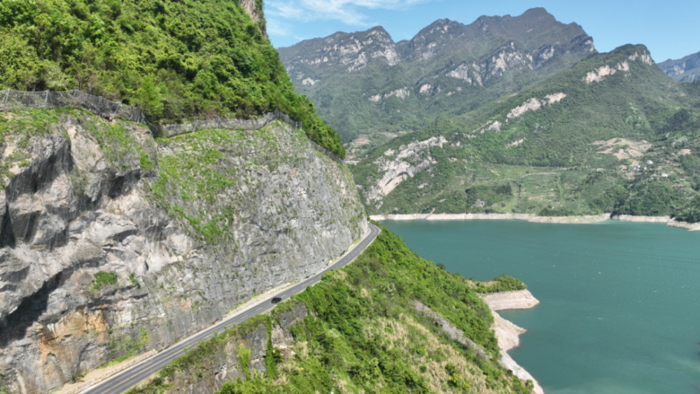 畹溪与长江的交汇处g348秭归段2蜿蜒壮阔就是芝茅公路的代名词瞰大坝