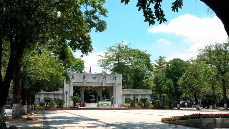 仅2023年,石门中学共有166人获中山大学录取,连续八年超百人,居中山